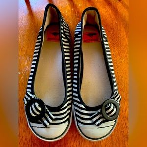 🔥🖤Grey and Black striped slip on Rocket Dogs🖤 Cute accent bow. 🔥🖤
